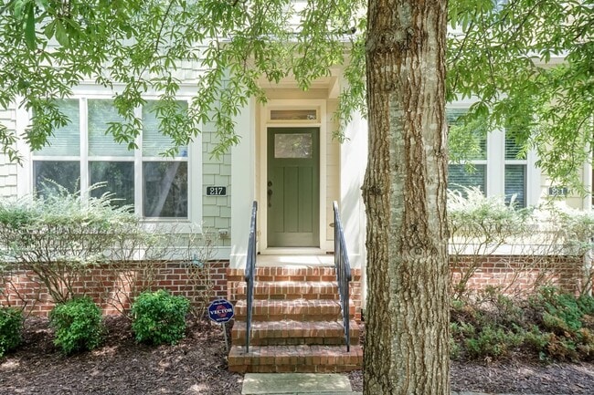 Building Photo - GORGEOUS Well maintained Two Bedroom Townhome!