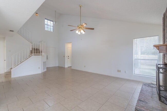 Building Photo - 300 Oakcrest Dr