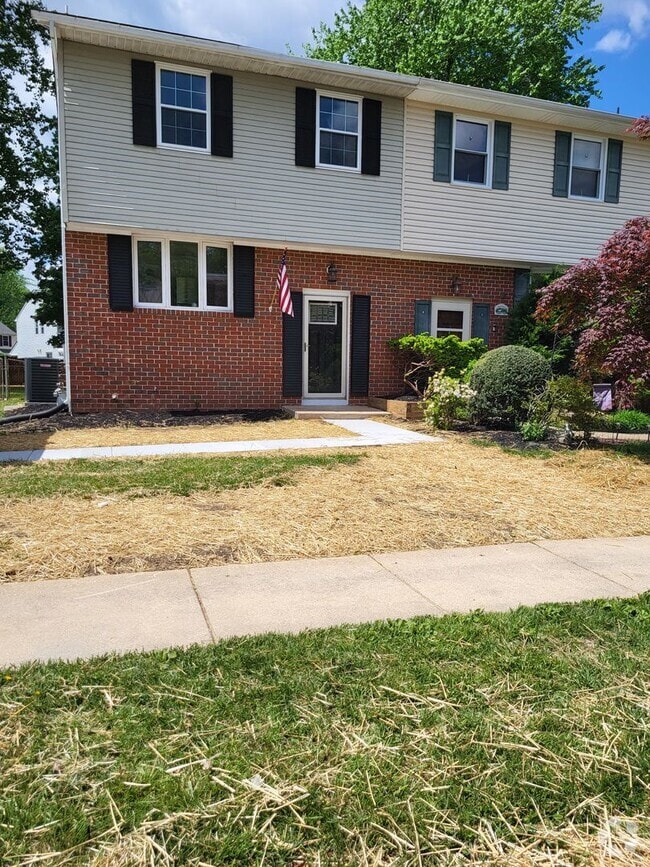 Building Photo - HUGE Yard and New Kitchen!