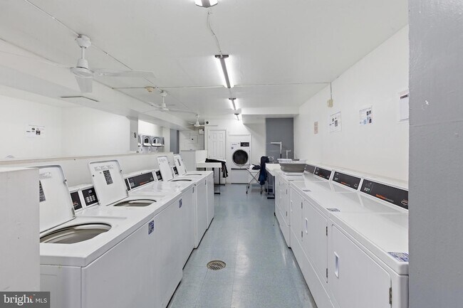 Building Photo - 4000 Tunlaw Rd NW