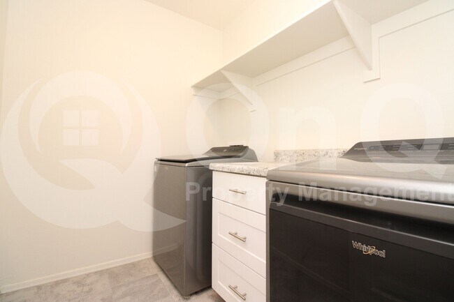 Building Photo - 987 Calle Calca