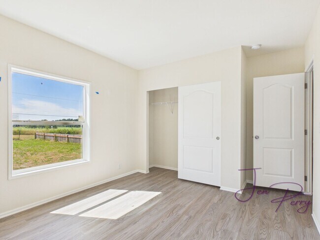 Building Photo - Large Spacious 5 Bedroom House with Fenced Yard