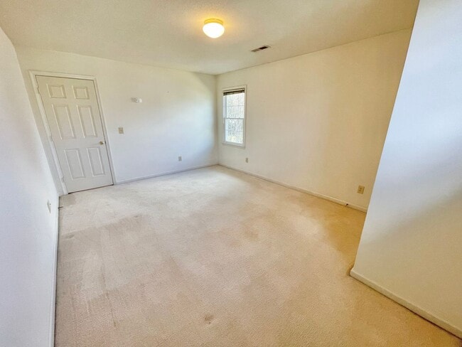 Building Photo - 3 Bed 2.5 Bath Beautiful Home Located North West Greensboro!