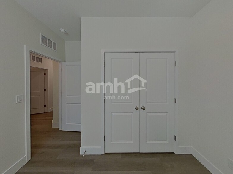 Building Photo - 901 English Primrose St