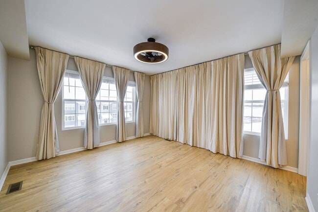 Building Photo - 2480 Bella Dr