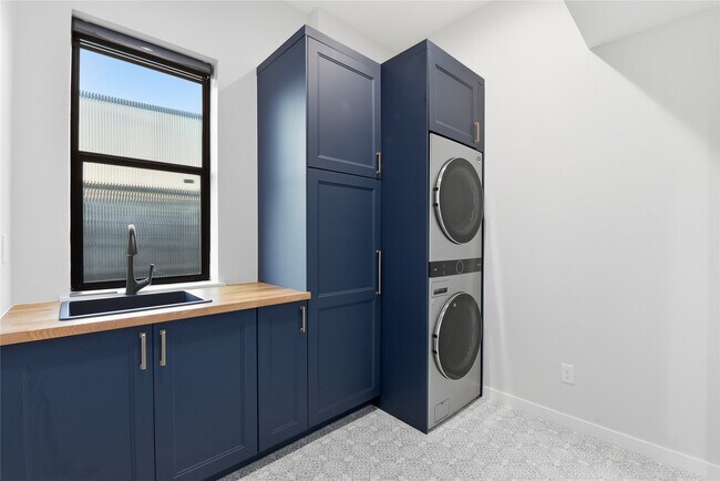 Building Photo - 529 Memorial Heights Dr