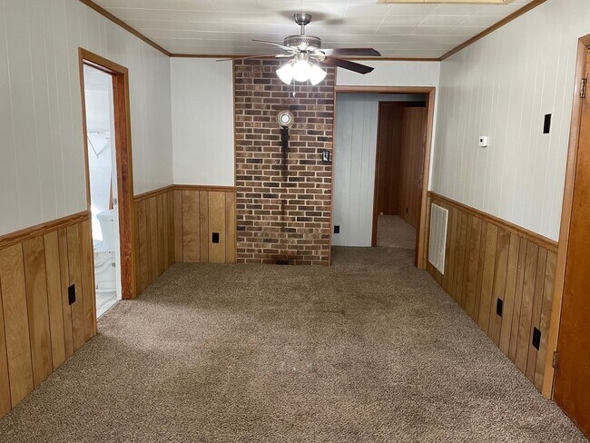 Building Photo - NICE CLEAN COUNTRY HOME, 3 BDRM 1.5 BA $1,300 RENT AND $1,300 DEPOSIT