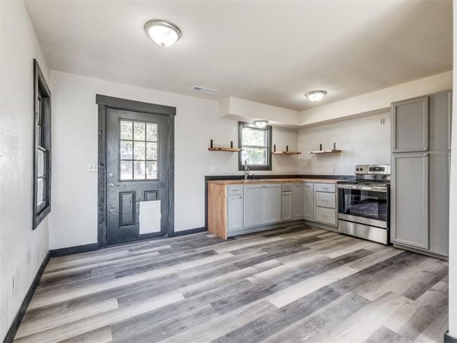 Building Photo - 3 bed, 1 bath home in Del City, OK