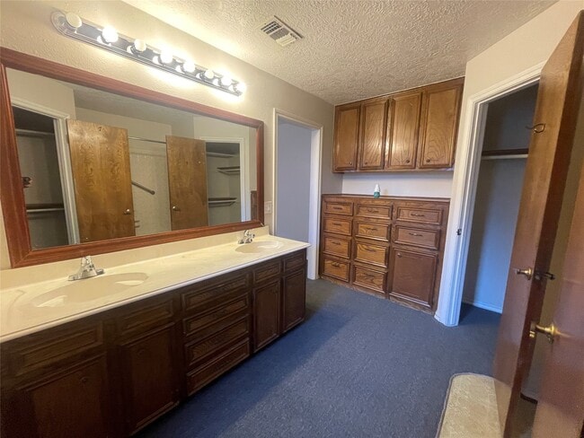Building Photo - 302 Yorkshire Ct