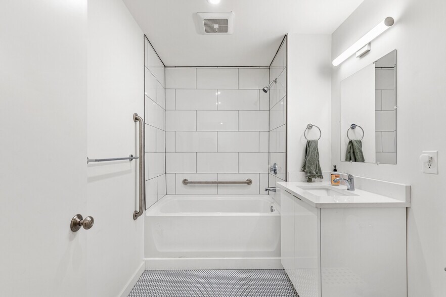 Building Photo - 123 Friendship St