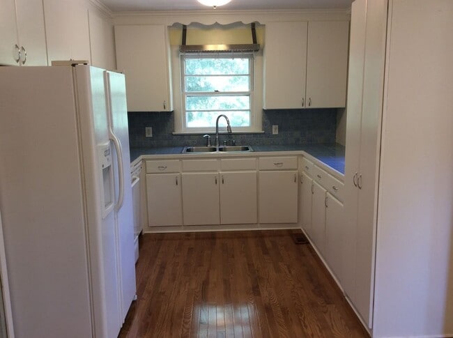 Building Photo - OAK CREST