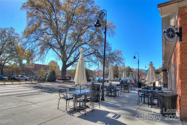 Building Photo - 1024 Sharon Dr