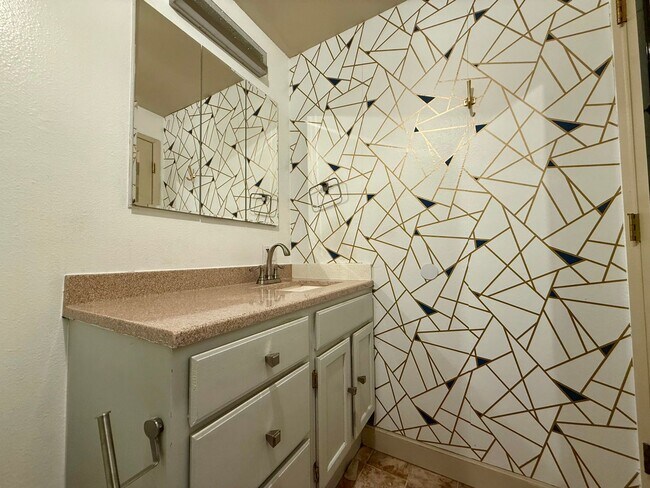 Building Photo - 3 Bed 2 Bath SW Beaverton Duplex — Available Now!