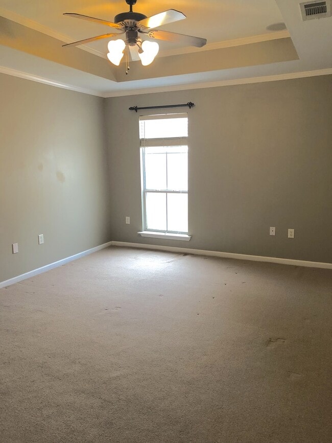 Building Photo - 3 br 2 ba house near park on Dead-end stre...