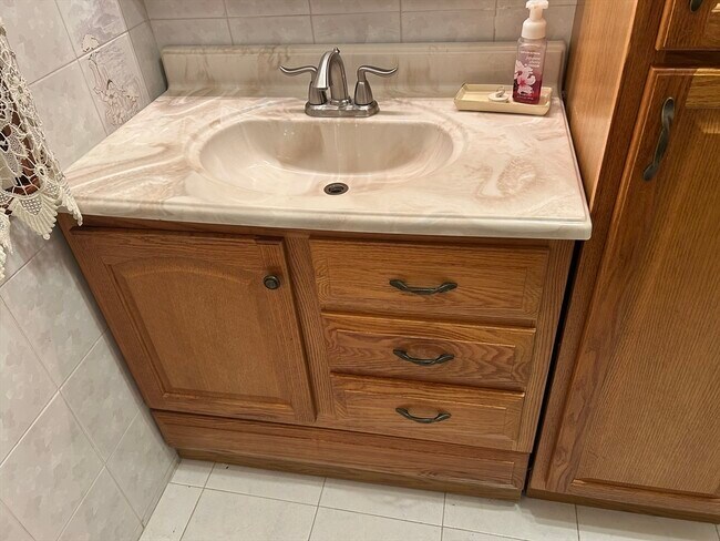 Building Photo - 58 Maple St