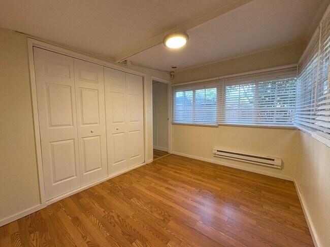 Building Photo - Charming 1BR Cottage with Private Patio