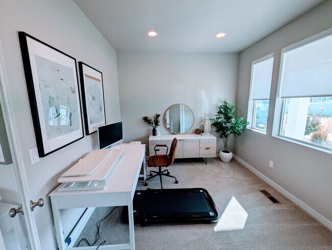Building Photo - Lovely, spacious, newly built Lehi House!!