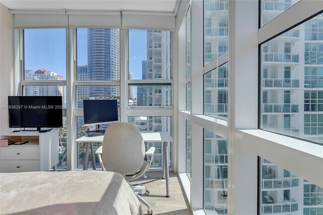 Building Photo - 950 Brickell Bay Dr