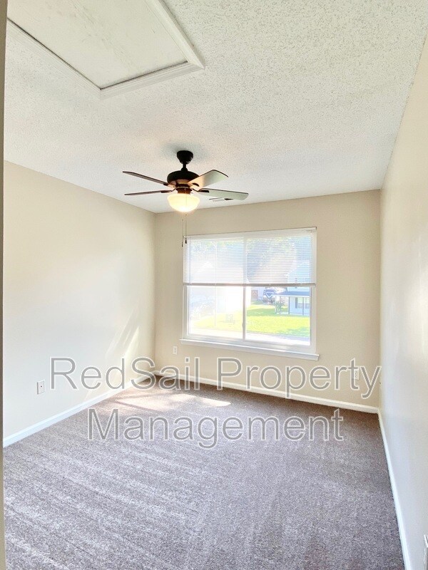 Building Photo - 1319 Pinecroft Ln