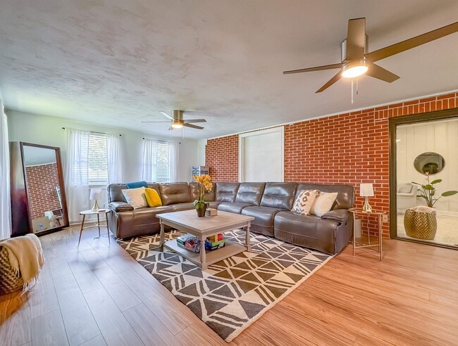 Building Photo - 1044 Seminole Dr