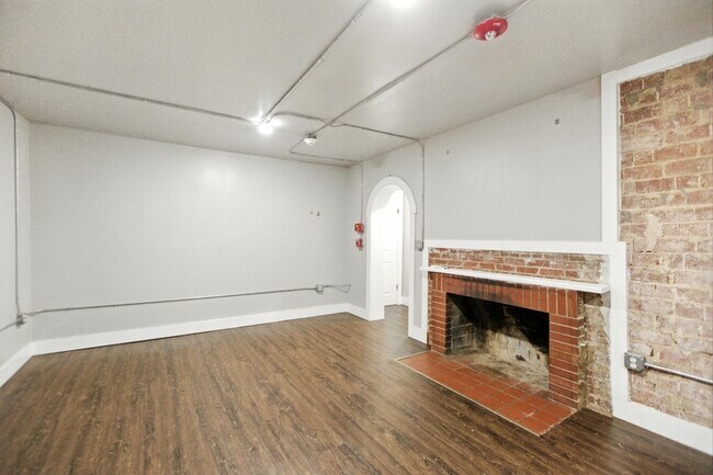 Building Photo - 616 W Maple St