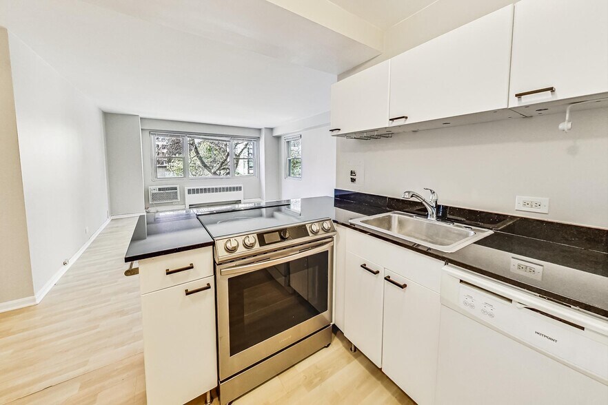 Building Photo - 2909 N Sheridan Rd