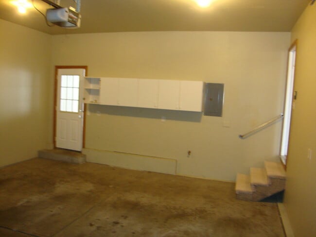 Building Photo - Great 4 bed Duplex