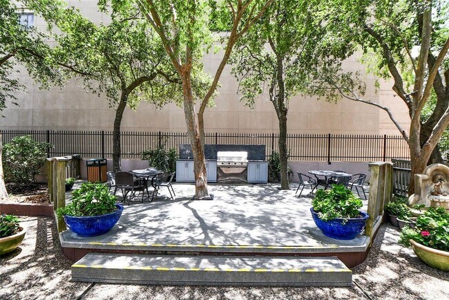 Building Photo - 5150 Hidalgo St