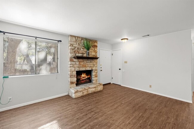Building Photo - 9807 Hundred Oaks Cir