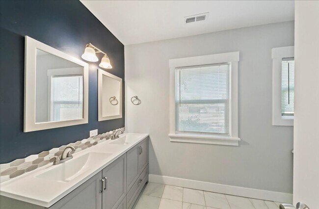 Building Photo - Bright, Spacious Home in Prime Southeast B...