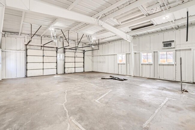 Building Photo - Newly remodeled basement apartment close t...