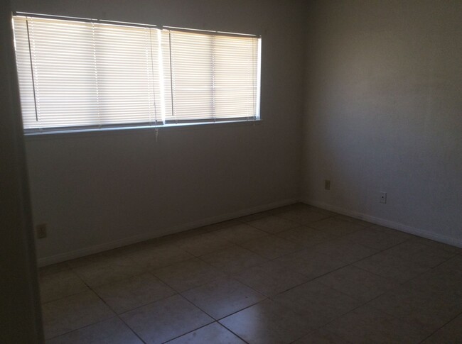 Building Photo - Nice 3 Bedroom 2 Bath  with Washer/Dryer