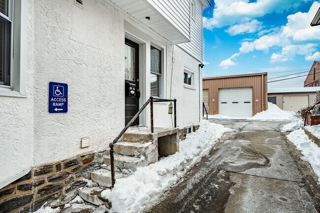 Building Photo - 324-326 Darby Rd-1R