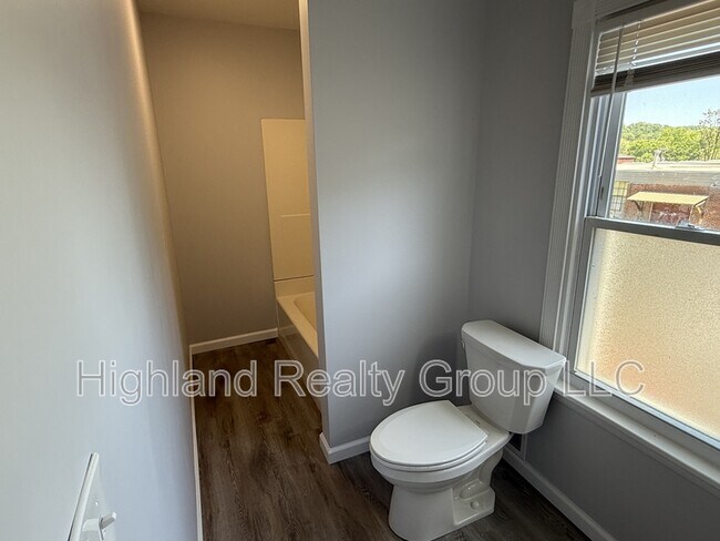 Building Photo - 913 Blunston St