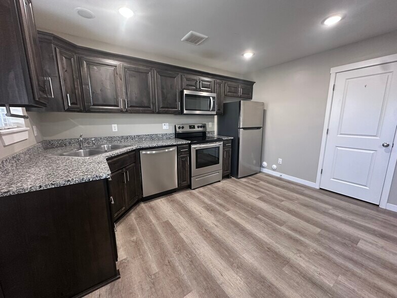 Building Photo - 550 Trails End