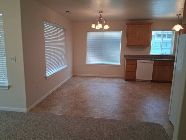 Building Photo - Cute, clean 2 bedroom upstairs apartment with patio.