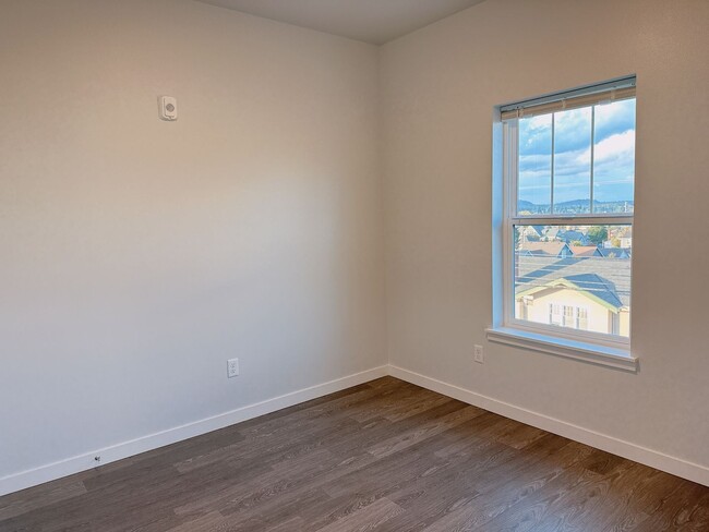 Interior Photo - 600 E Maple St