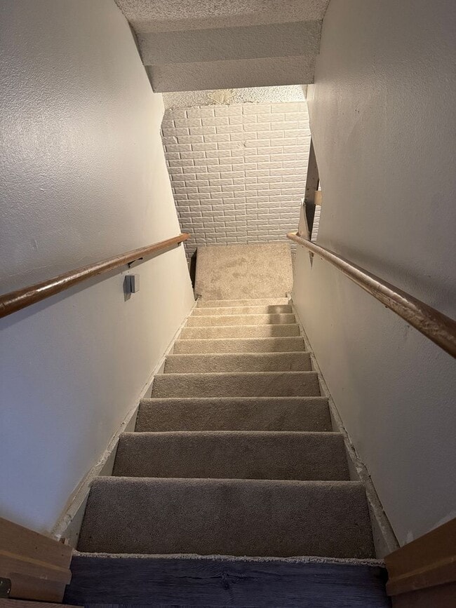 Building Photo - 2 bedroom duplex