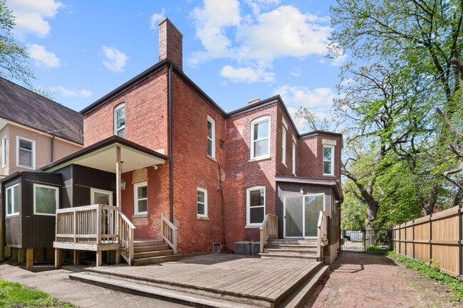 Building Photo - 1025 E 48th St