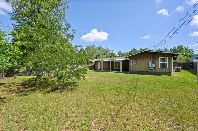 Building Photo - 1607 Glencrest Dr