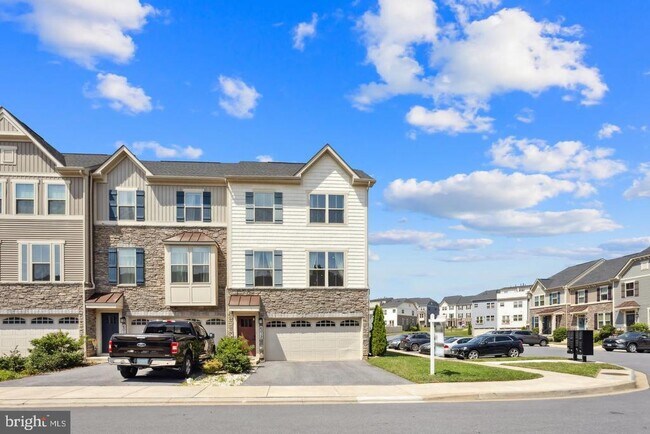 Primary Photo - 6012 Pecking Stone St