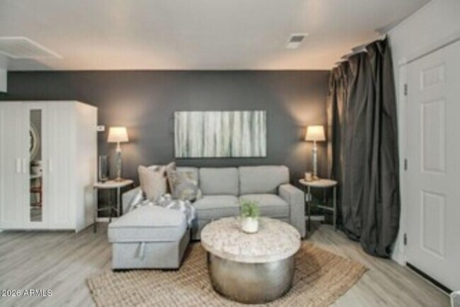 Building Photo - 830 E Maryland Ave