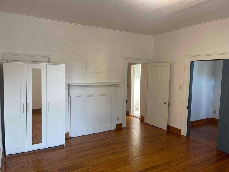 Building Photo - 162 Johnson St