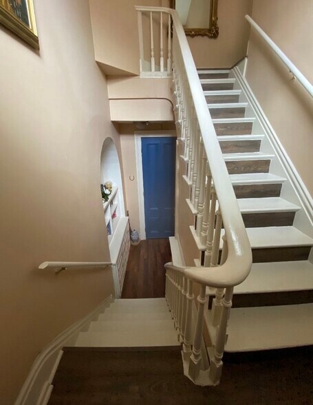 Building Photo - 124 E Oak St