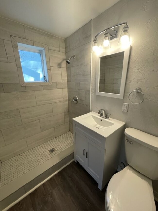 Building Photo - Newly Renovated 1 Bedroom, 1 Bathroom Apar...