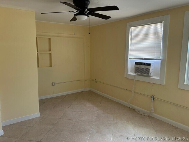 Building Photo - 371 Banyan Ave