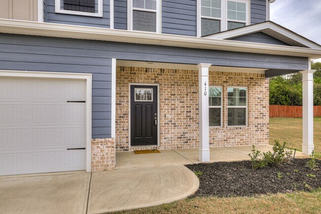 Building Photo - Discover comfort and convenience in this spacious 4-bedroom home, brimming with amenities, locate...