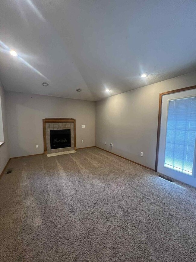 Building Photo - CARTHAGE: BEAUTIFUL 2,864 SQFT 5 BEDROOM /...