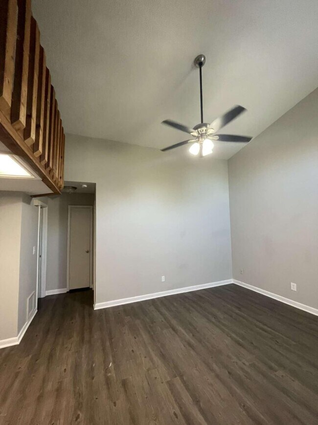 Building Photo - 1 Bedroom Apartment with a Bonus Loft