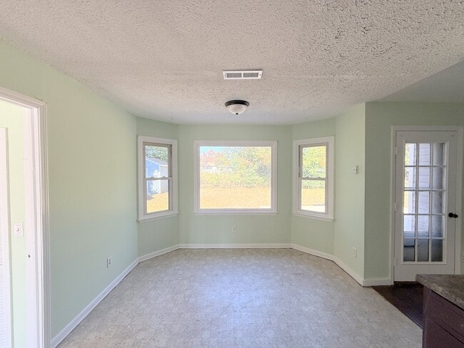 Building Photo - 158 Lewis Ln